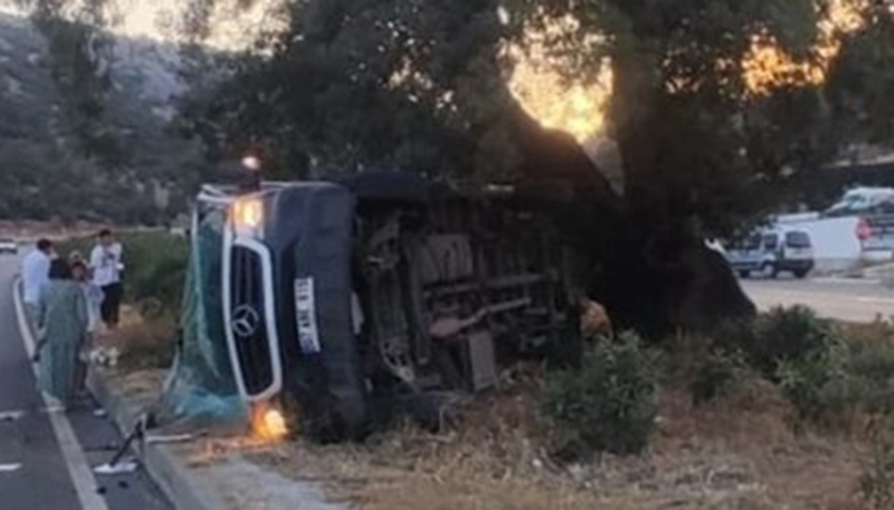 Muğla’da tur minibüsü ile çekici çarpıştı, 6 yaralı