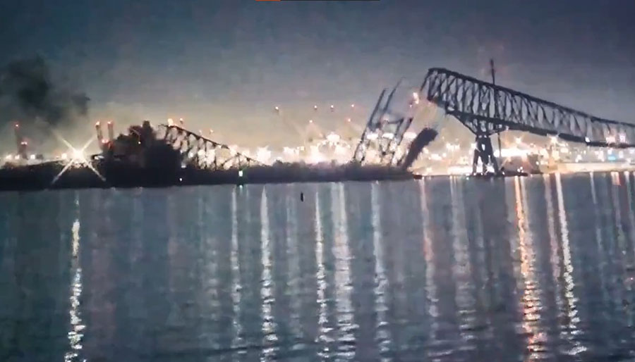 ABD’de kargo gemisi çarpan köprü yıkıldı