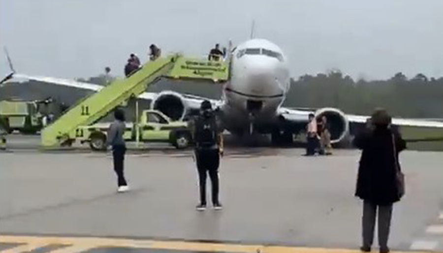United Airlines uçağı inişte pistten çıktı