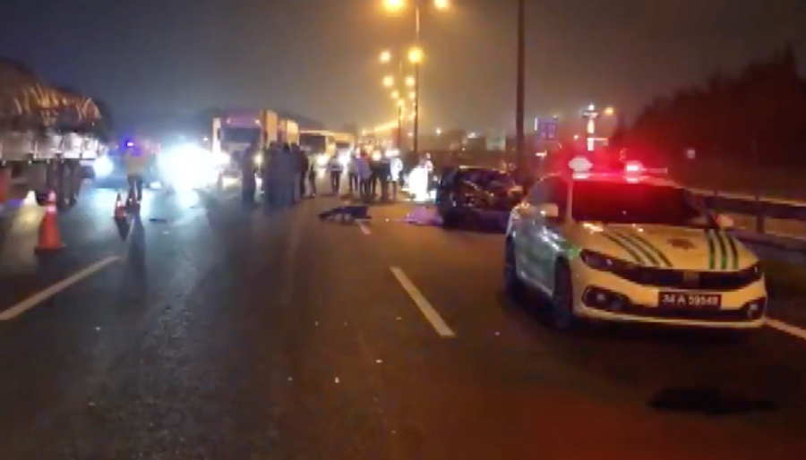 Korkunç kaza: İstanbul'da otomobil yayalara çarptı, 5 ölü