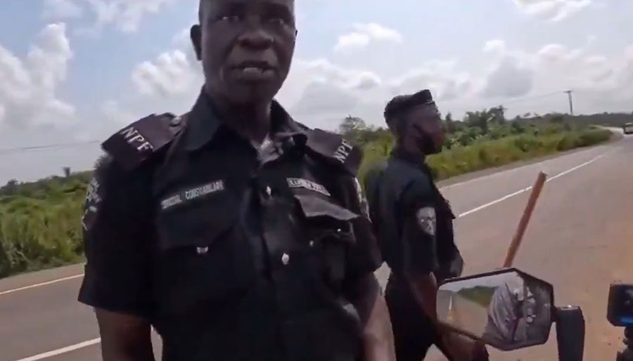 Nijerya’da turistten rüşvet isteyen polislere büyük ceza