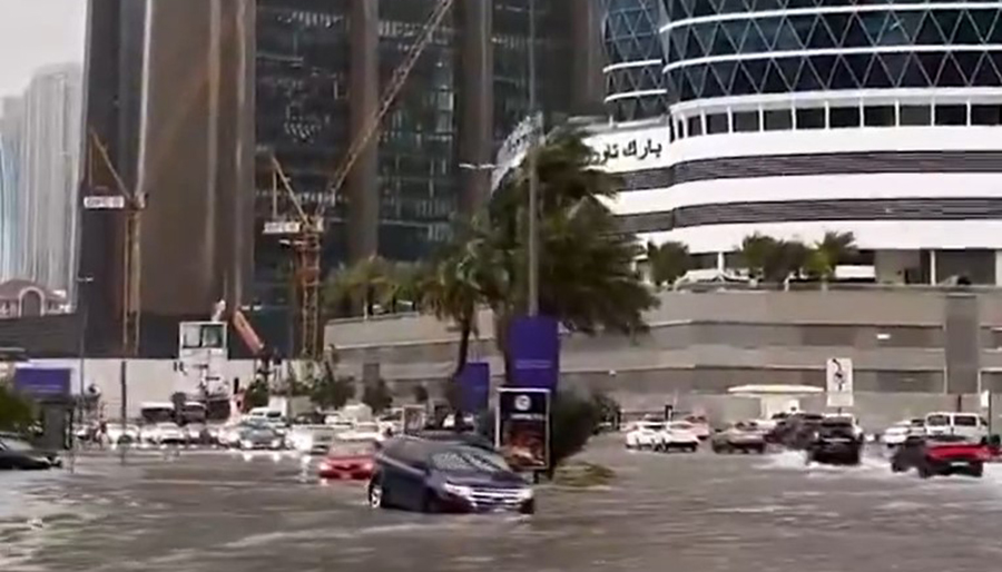 Çöl şehri Dubai'de sel felaketi