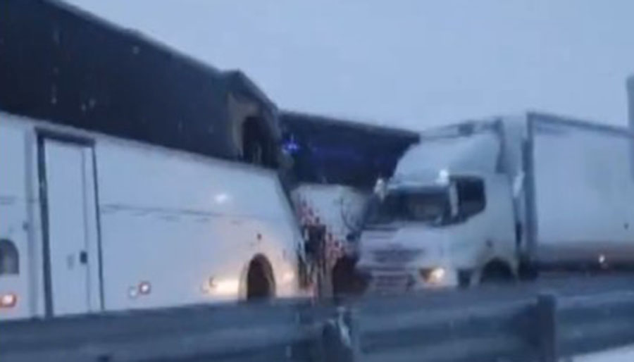 Kars’ta iki yolcu otobüsü zincirleme kazaya karıştı, ölü ve yaralılar var