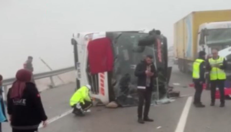 Malatya’da yolcu otobüsü devrildi, ölü ve yaralıları var