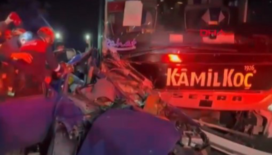 İzmir’de yolcu otobüsü ile otomobil çarpıştı, ölü ve yaralılar var