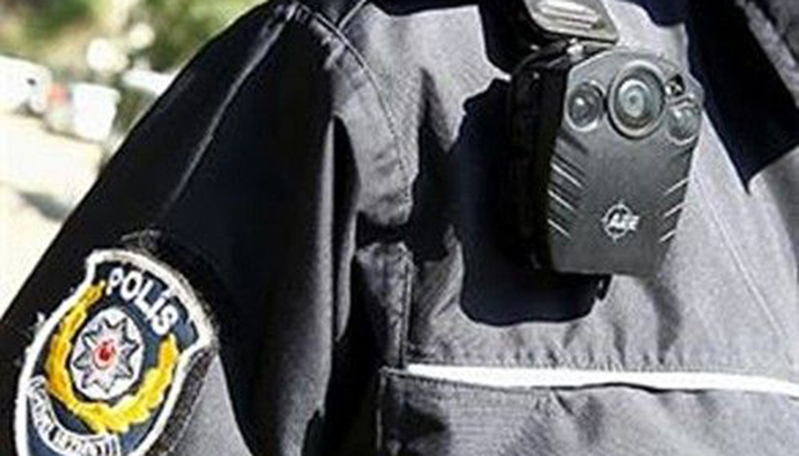 Emniyet'te yeni dönem: Polislere yaka kamerası takılacak