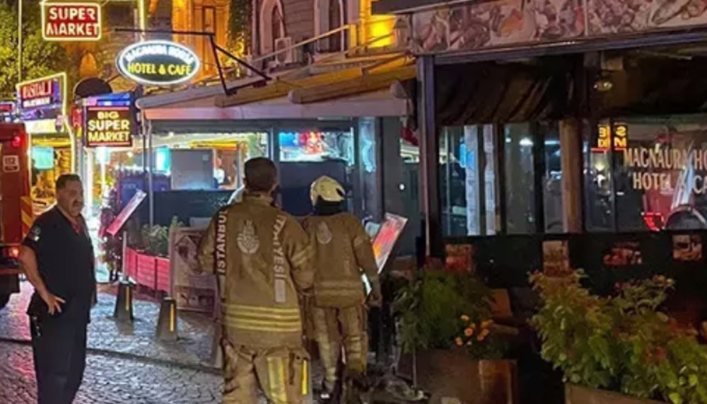 İstanbul-Fatih'te korkutan otel yangını