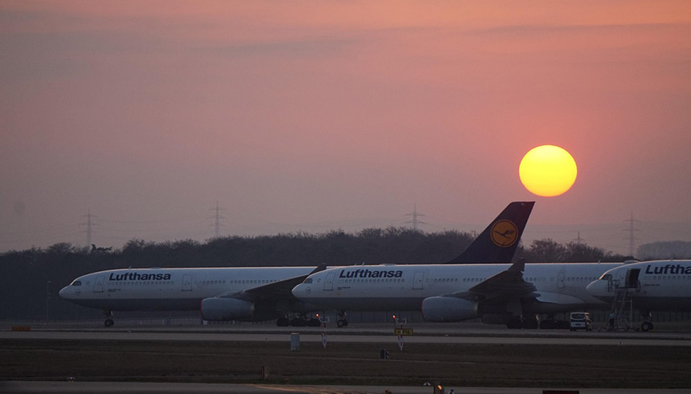 Lufthansa ilk yarıda yolcu sayısını artırdı, zararı azalttı