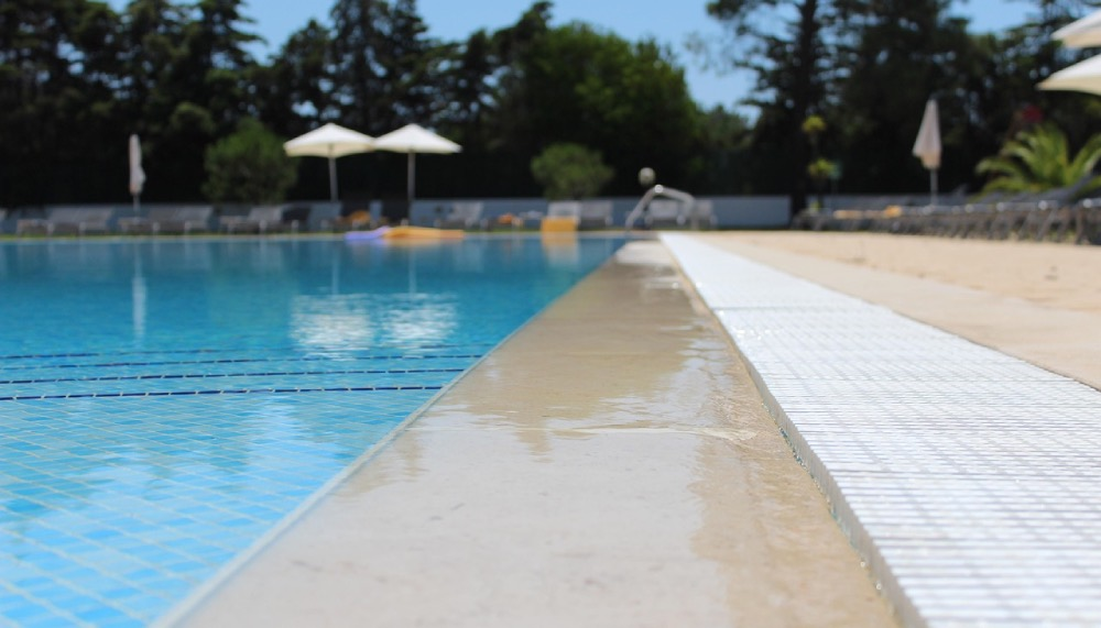 Erkek müşteriyi tek başına havuza almayan otele para cezası