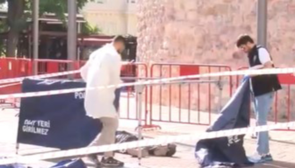 Galata Kulesi’nden düşen genç hayatını kaybetti