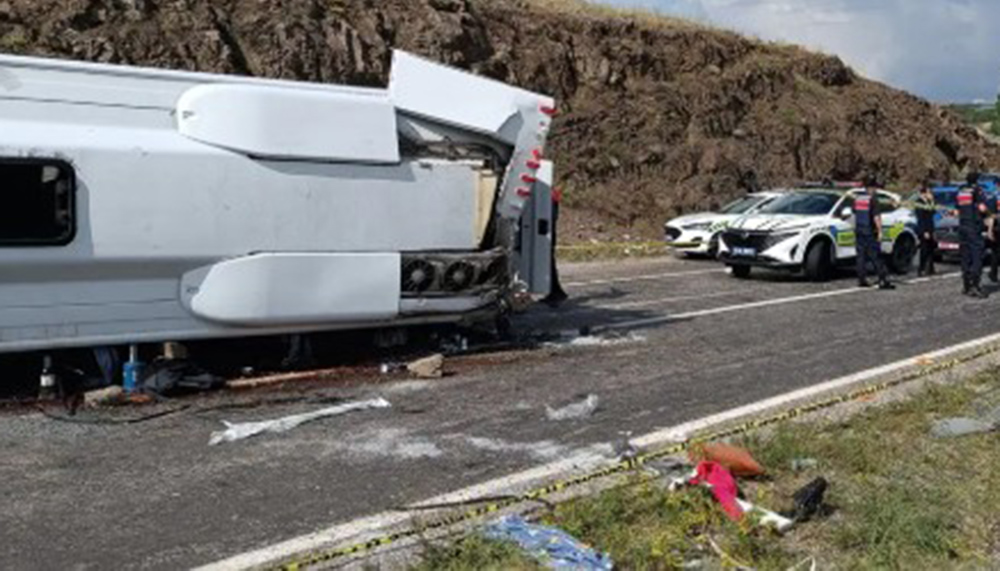 Cenazeden dönenleri taşıyan otobüs yan yattı, ölü ve yaralılar var