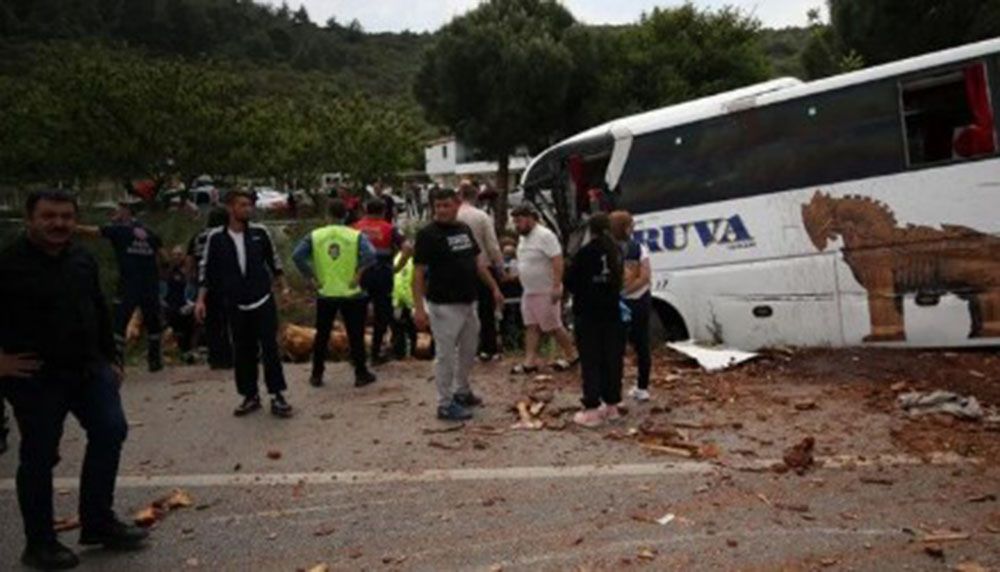 Çanakkale’de yolcu otobüsü zincirleme kazaya karıştı, ölü ve yaralılar var