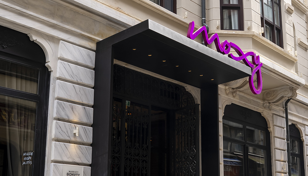 Moxy İstanbul Beyoğlu misafirlerini ağırlamaya başlıyor