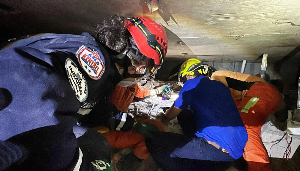 Türk kurtarma ekibi otel enkazından iki kişiyi kurtardı