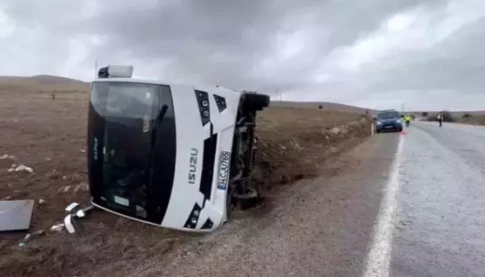 Turistleri taşıyan otobüs kaza yaptı