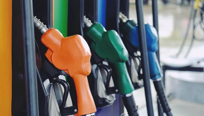 Benzine ve motorine Cumhuriyet tarihinin en büyük indirimi