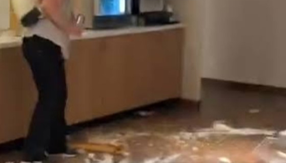 İşten çıkartılan otel personeli kahvaltı büfesini yerle bir etti