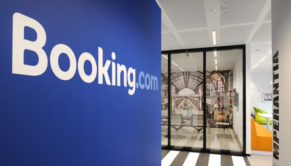 Booking’den seyahat acentelerine gönderme yapan reklam