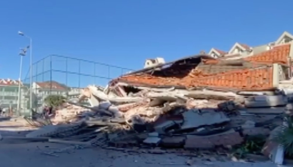 Muğla’da tadilattaki 5 katlı apart otel çöktü