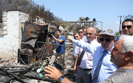 Antalya Valisi, yangında otelleri zarar gören turizmcilerle buluştu 