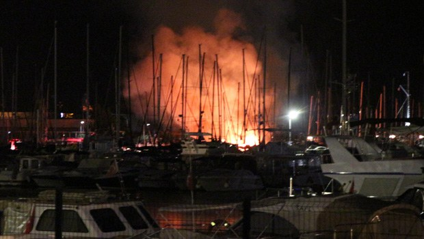 Fenerbahçe Marina'da yangın çıktı, 4 tekne hasar gördü