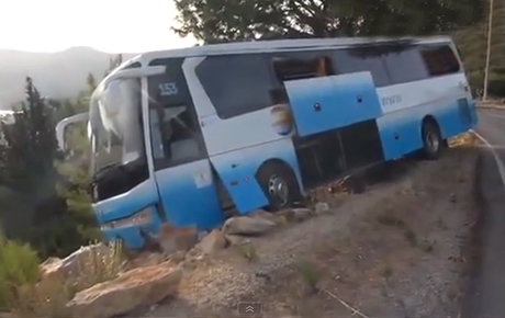 Tur otobüsü yoldan çıktı, 28 Rus turistin hayatını bir ağaç kurtardı