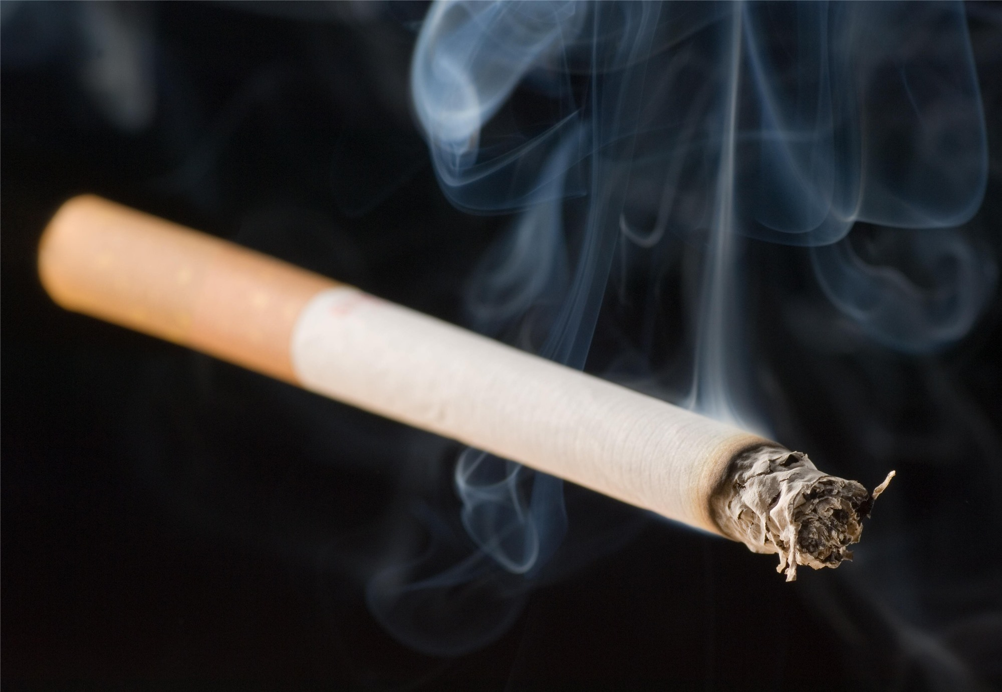 Sigaraya yeni yasaklar geliyor: Bina önünde sigara içilmeyecek