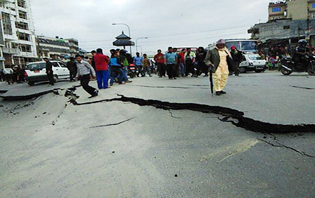 Nepal 7.8'lik depremle sarsıldı, bilanço ağırlaşıyor