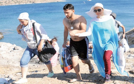 Zengin mültecileri, Yunan adalarına turist gibi götürdüler