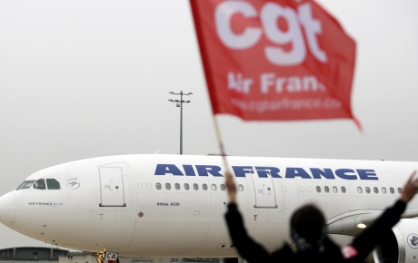 Air France müdürlerine öfkeli işçi dayağı