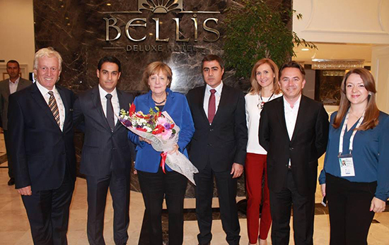 Otelinde üç lideri birden ağırladı, Merkel altın varaklı koltukları istemedi