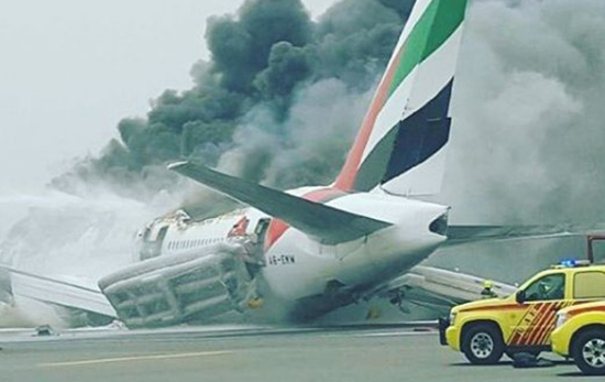 Emirates uçağı inişte kaza yaptı, uçakta yangın çıktı