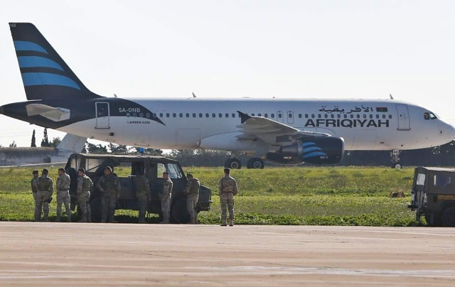 118 yolculu uçak kaçırıldı: Tüm yolcular serbest, korsanlar teslim oldu
