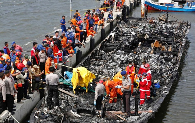 Turist botu alevler içinde kaldı, en az 23 kişi hayatını kaybetti