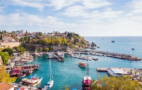 Rus turist etkisi: Antalya nisanda ziyaretçi sayısında artıya geçti