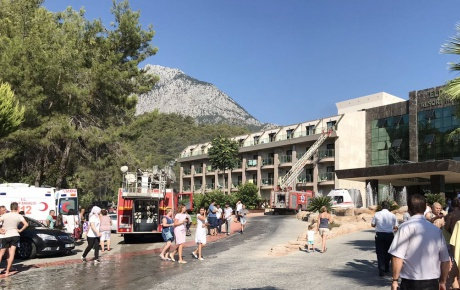 Kemer'de otel yangını, 400 tatilci tahliye edildi 
