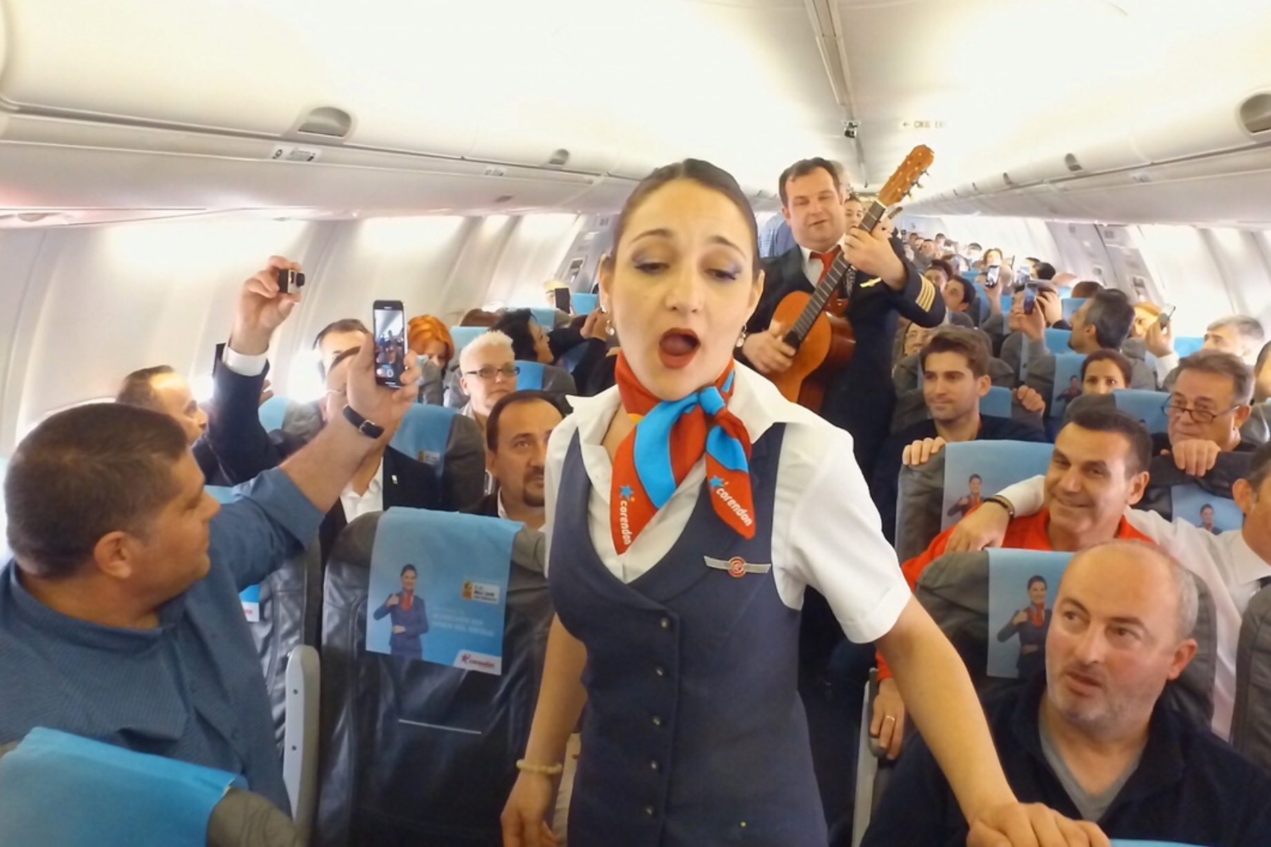 Corendon’dan ITB yolcularına havada flashmob sürprizi