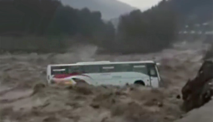 VİDEO: Turist otobüsü böyle sele kapıldı