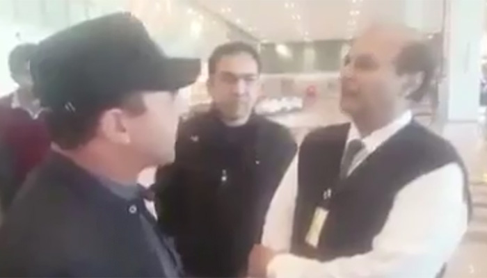 VİDEO: Uçuşu iptal olan turizm bakanı havaalanında kıyafetlerini yaktı
