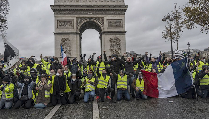Sarı Yelekliler Fransa'yı sarstı