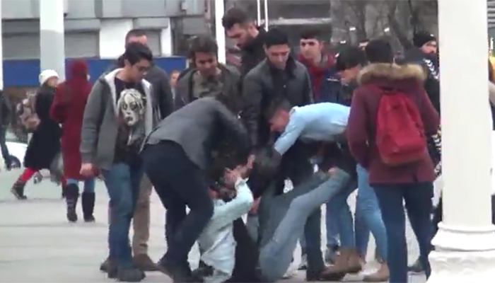 Turist kapmak için Taksim Meydanı’nda birbirine girdiler