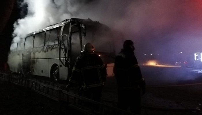 Park halindeki tur otobüsü alev alev yandı