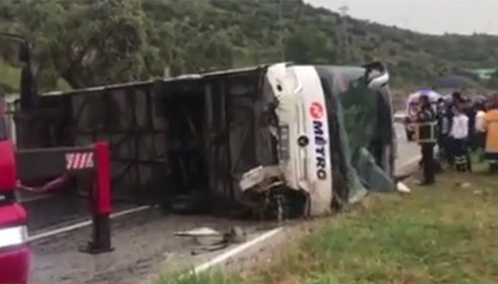Milas'ta yolcu otobüsü kazası, 2 ölü 13 yaralı