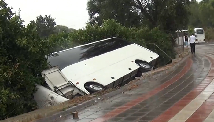 Antalya'daki iki kazada 1 ağır 6 turist yaralandı