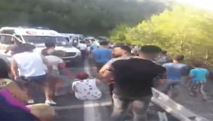 Bir tur otobüsü kazası da Kemer’den: İkisi ağır 41 turist yaralı