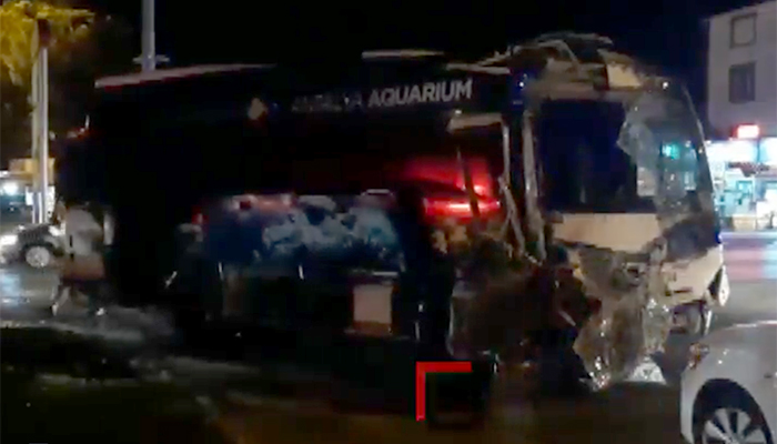 Antalya'da tur otobüsüyle yolcu otobüsü çarpıştı, 12 yaralı