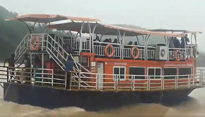 Hindistan'da turistik tekne faciası: 12 ölü onlarca kişi kayıp