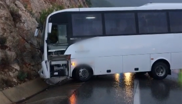 Antalya'da otel servisi kaza yaptı, 17 yaralı
