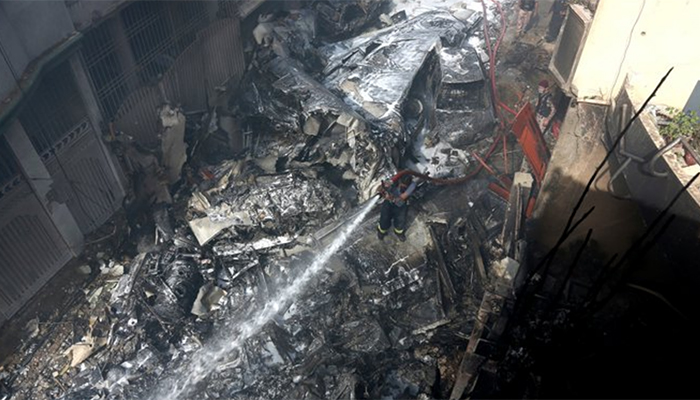 Pakistan'da yolcu uçağı düştü, 99 kişi hayatını kaybetti