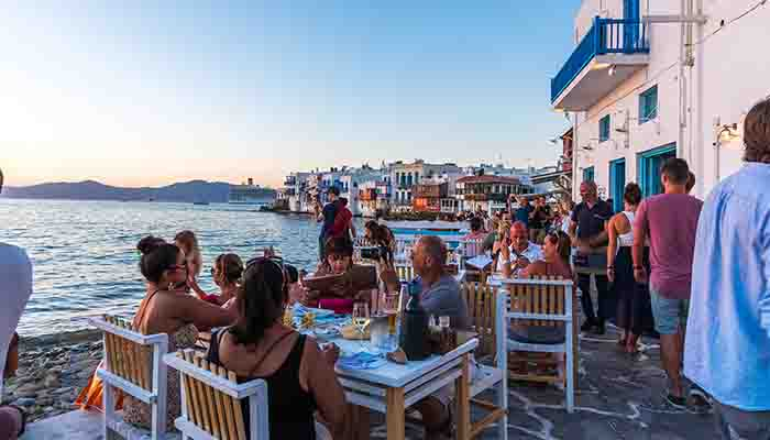 Yunanistan turizm merkezlerine kısıtlama getirdi